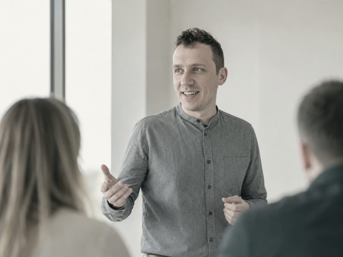 Benjamin Bosmans in gesprek met een team